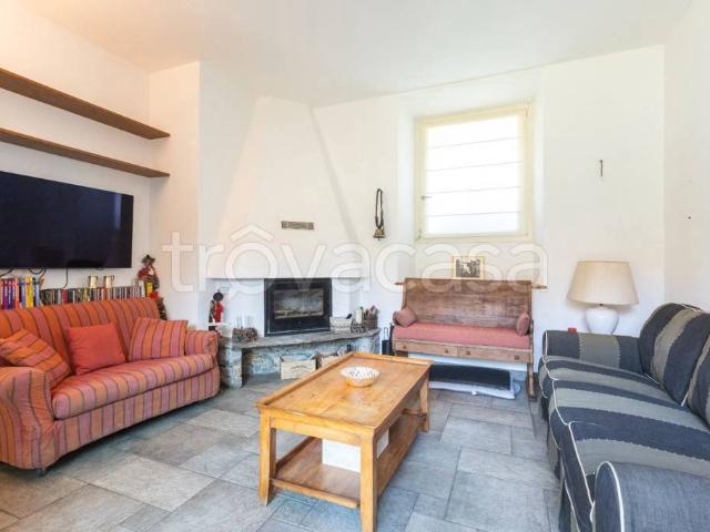 Vendesi casa indipendente a Comnago, Lesa