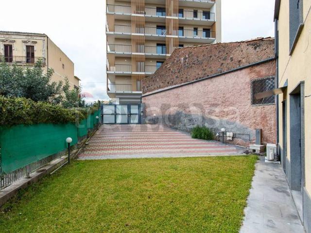 Vendesi casa indipendente a Catania via Cifali, 104/a b, Cibali