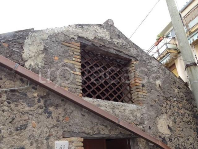 Vendesi casa indipendente a Camporotondo Etneo via IV Novembre, 32