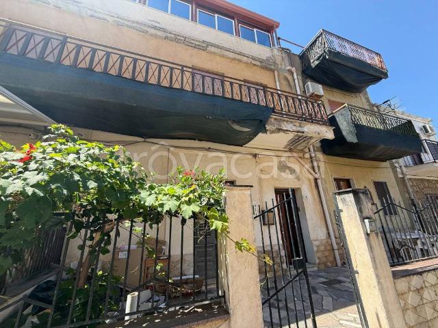 Vendesi casa indipendente a Caronia via b. Brin, 78