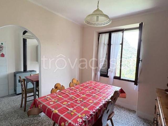Vendesi casa indipendente a Champdepraz