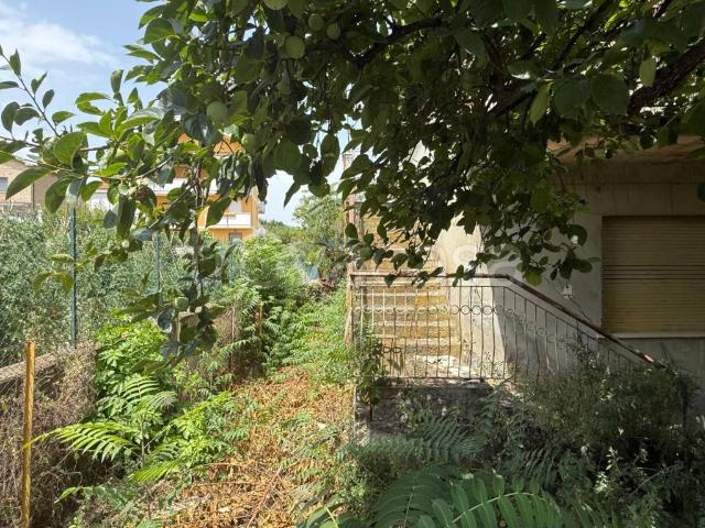 Vendesi casa indipendente a Città Sant'Angelo strada Fonte del Lupo, 3