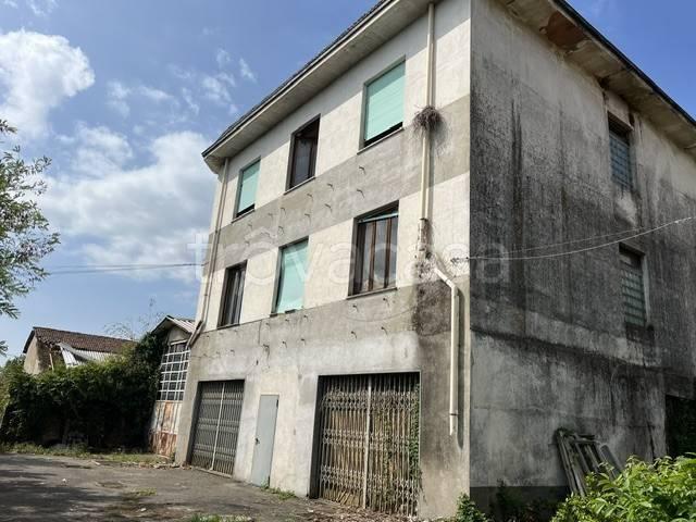Vendesi casa indipendente a Cressa