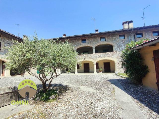 Vendesi casa indipendente a Buja via Andreuzza