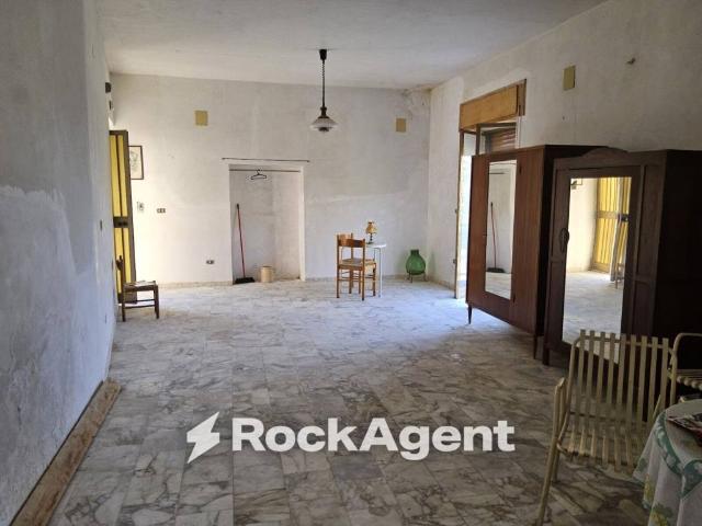 Vendesi casa indipendente a Gioiosa Ionica vico Mancini