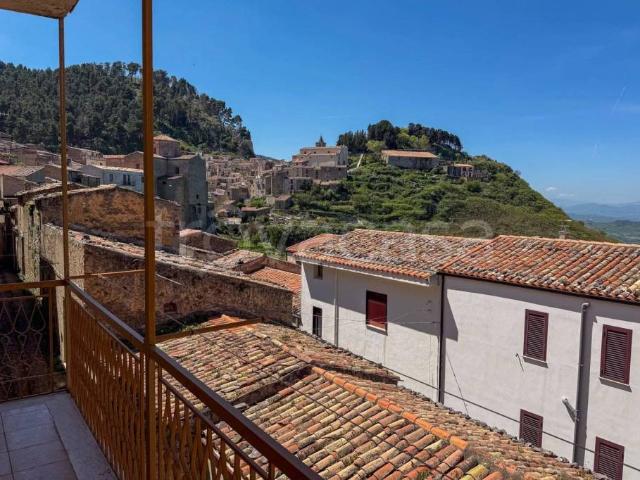 Vendesi casa indipendente a Gratteri via Giglio, 53