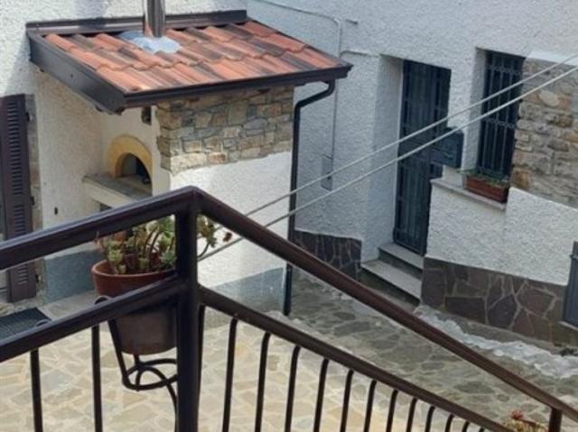 Vendesi casa indipendente a Ferriere