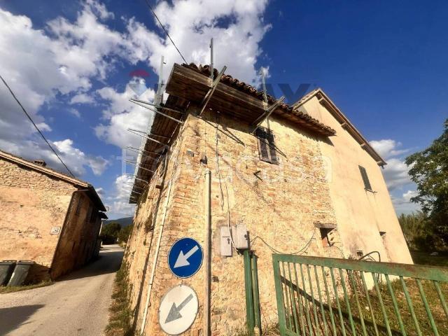 Vendesi casa indipendente a Fratta, Montefalco