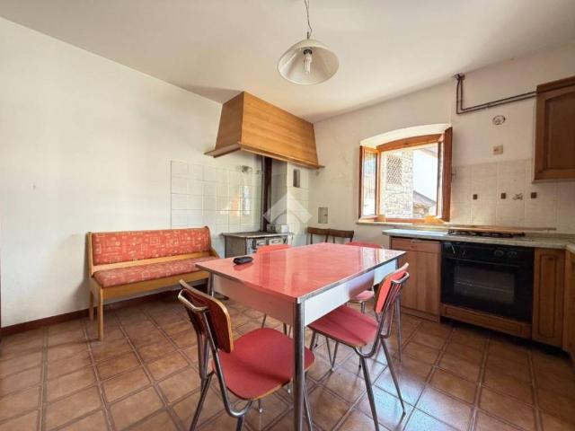 Vendesi casa indipendente a Ovaro via Caduti II Maggio, 50