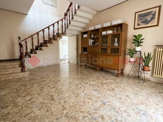 Vendesi casa indipendente a Lendinara via s. Rocco, 30