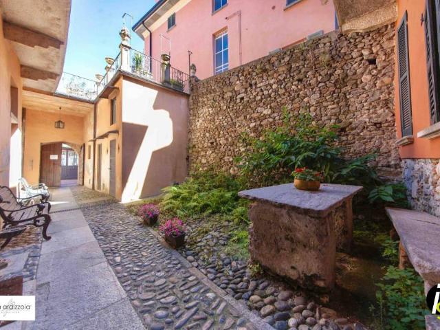 Vendesi casa indipendente a Lesa piazza Giacomo Matteotti