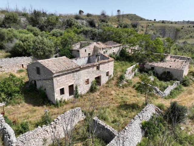 Vendesi casa indipendente a Modica