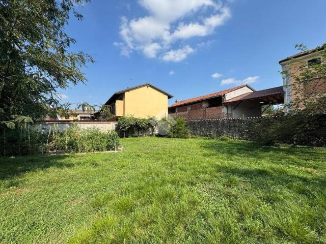 Vendesi casa indipendente a Momo via Regina Margherita, 13