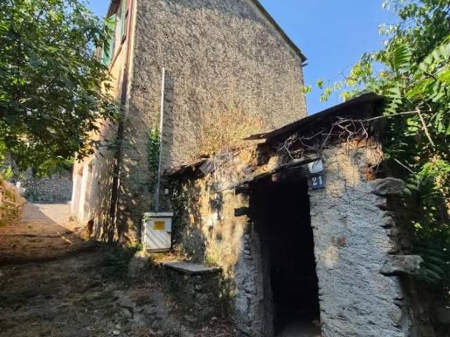 Vendesi casa indipendente a Montalto Carpasio via Vittorio Veneto, 15