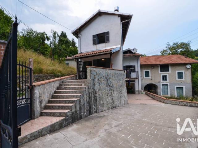 Vendesi casa indipendente a Murialdo