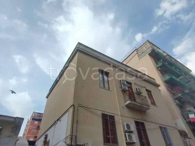 Vendesi casa indipendente a Napoli via Acate, 22, Bagnoli