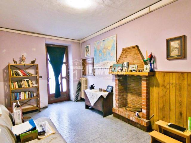Vendesi casa indipendente a San Nazzaro Sesia via Roma