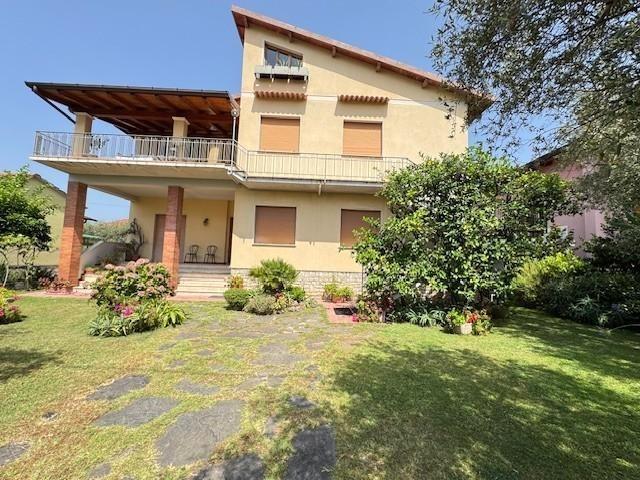 Vendesi casa indipendente a Seravezza via s. Cristoforo, Pozzi