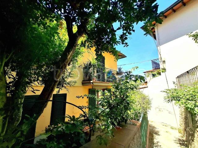 Vendesi casa indipendente a Signa via Manlio Romoli, 27