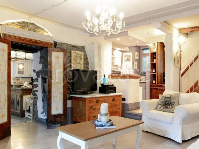 Vendesi casa indipendente a Perosa Argentina