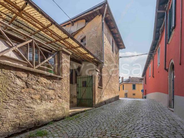 Vendesi casa indipendente a Pisogno, Miasino