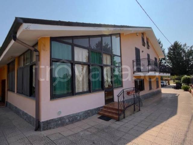 Vendesi casa indipendente a Quattordio via Padana Ovest