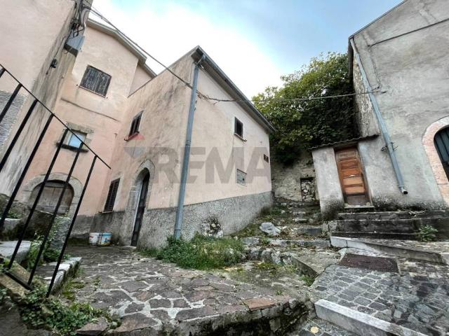 Vendesi casa indipendente a Rocchetta a Volturno