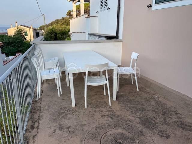 Vendesi casa indipendente a Rio via Solana Bassa