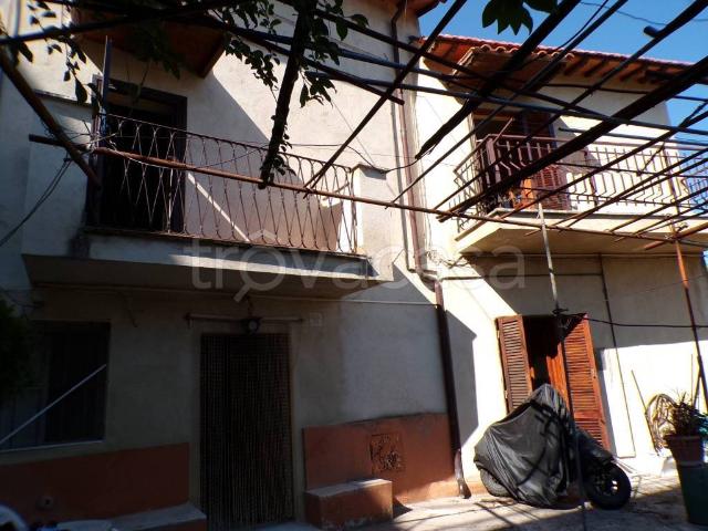 Vendesi casa indipendente a Toffia via del Collitrone
