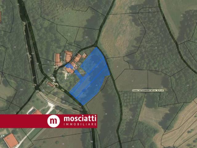 Vendesi casa indipendente a Valeano, Castelraimondo