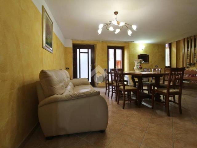 Vendesi casa indipendente a Villa Camera, Campli