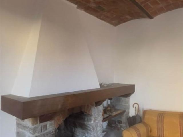 Vendesi casa indipendente a Ziano Piacentino, Vicobarone