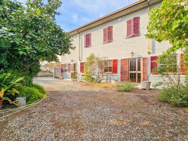 Vendesi casa indipendente ad Alessandria via Pineroli, 38, Spinetta Marengo