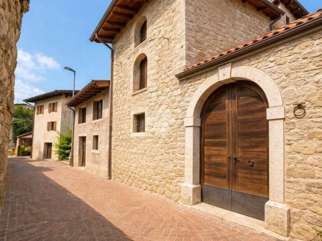 Vendesi casa indipendente ad Amaro via Alessandro Manzoni, 2