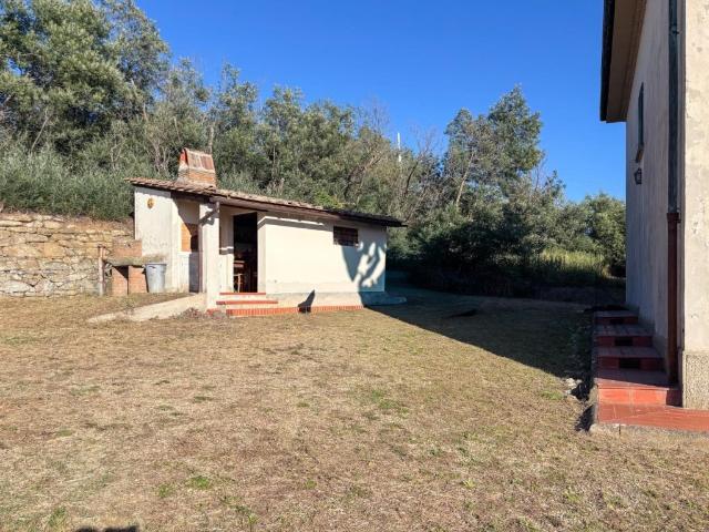 Vendesi casa semindipendente a Capraia e Limite via Castra