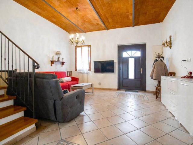 Vendesi casa semindipendente a Prato, Mezzana