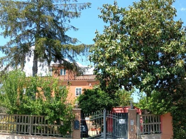 Vendesi casa semindipendente a Roma via Appia Nuova 1248, Appio Claudio, Capannelle