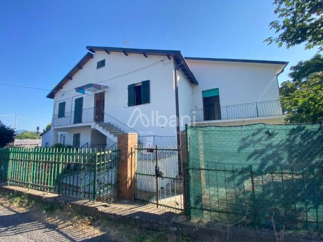 Vendesi casa semindipendente ad Arcola via Caduti del Lavoro, 1