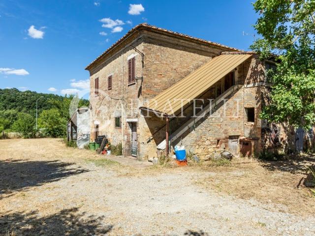 Vendesi casale da ristrutturare di circa 250 mq situato nell. 250m² Montepulciano