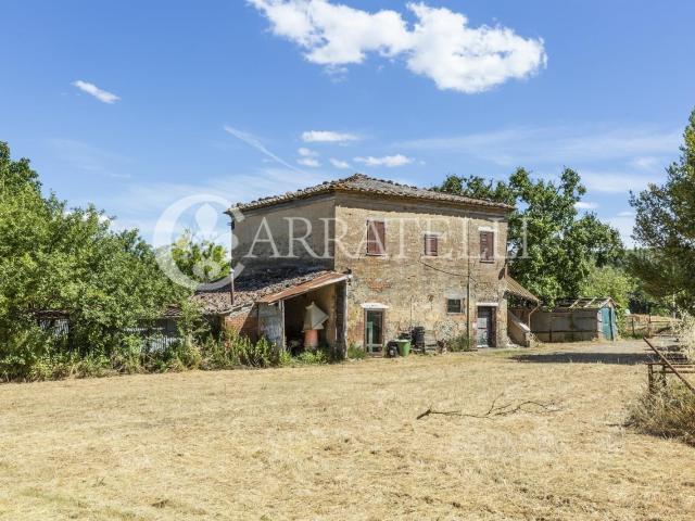 Vendesi casale da ristrutturare di circa 250 mq situato nell. 250m² Montepulciano