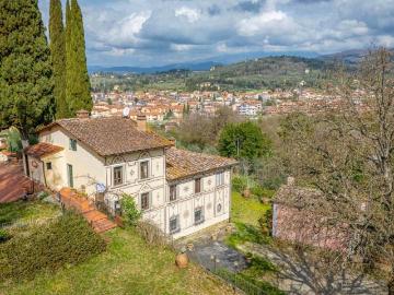 Vendesi caratteristica villa con due dependance e cappella c. 375m² Arezzo