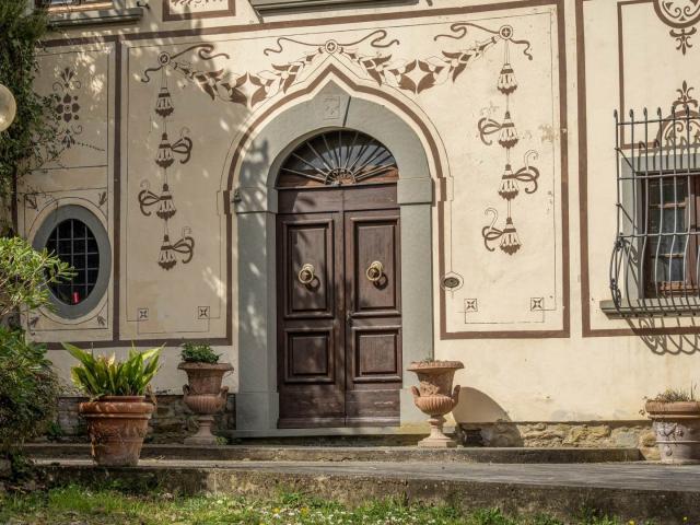 Vendesi caratteristica villa con due dependance e cappella c. 375m² Arezzo