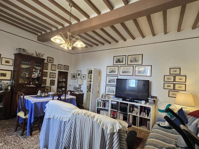 Vendesi grande appartamento in centro a Volterra con balcone. 151m² Volterra