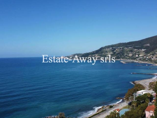 Vendesi in Ospedaletti villa vista mare in zona residenzia. 170m² Ospedaletti