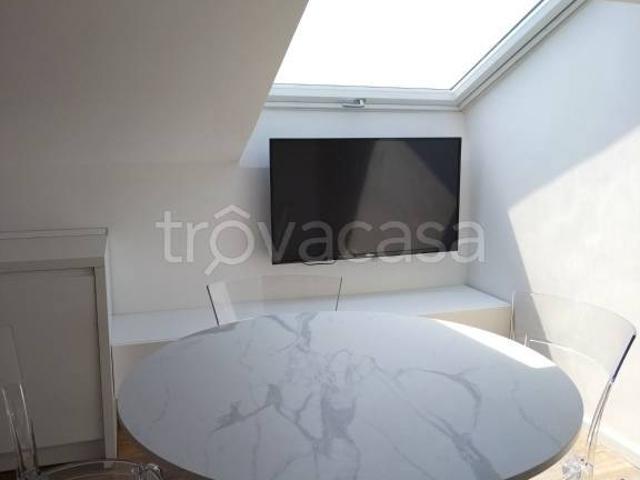 Vendesi loft/open space a Rimini viale Doberdò, 15, Viserba