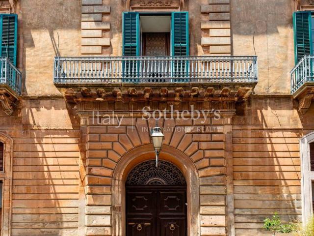 Vendesi palazzo a Ragusa via Felicia Schininà, Centro città