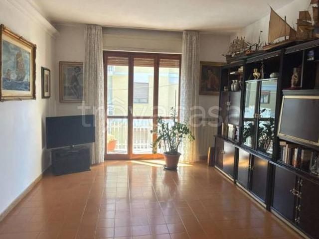 Vendesi quadrilocale a Carrara via Lunense, Marina Di Carrara