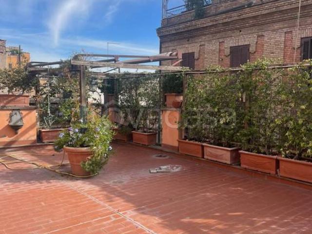 Vendesi quadrilocale a Roma via dei Fienaroli, Trastevere