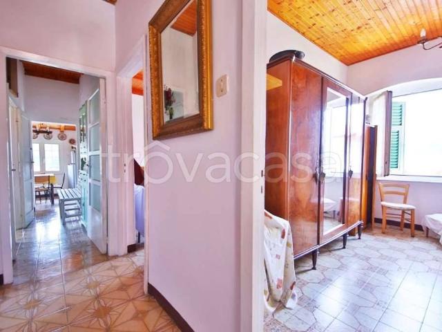 Vendesi quadrilocale a Savignone via Roma, 6