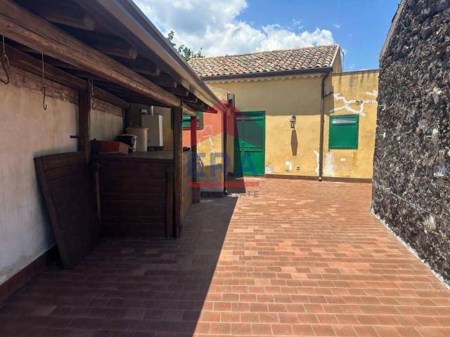 Vendesi casa indipendente a Pedara via Fichera, 15